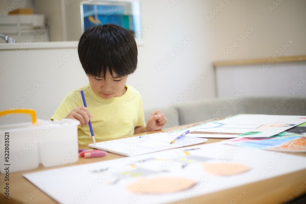 絵を描く男の子 絵を描く男の子