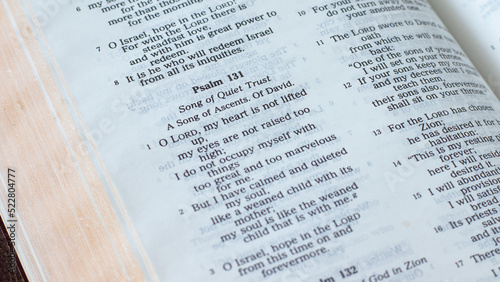 Foto Psalm 131 in an open Holy Bible Book