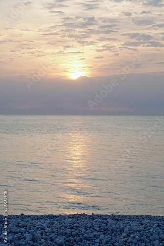 Coucher de soleil sur une plage de galets © luzulee
