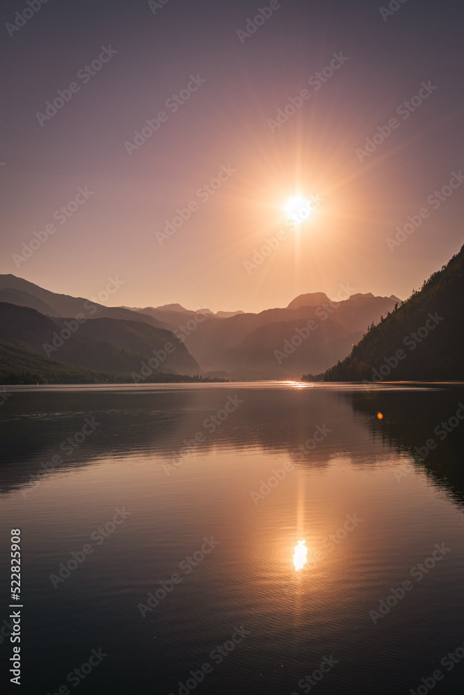 Sonnenaufgang über dem Grundlsee, Salzkammergut, Steiermark in Österreich im Sommer