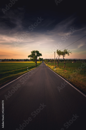 Landstraße im Sonnenuntergang 