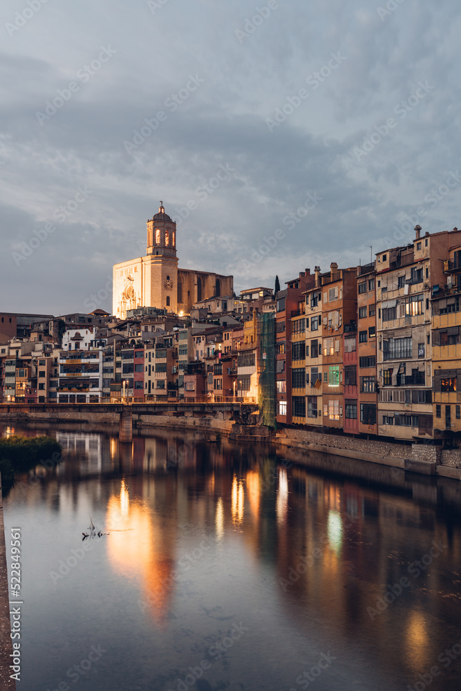 Girona desde el puente de les Peixateries con vistas a la catedral.