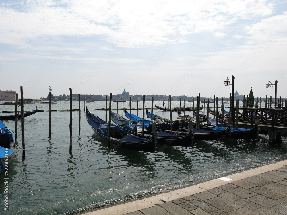 Gondeln vor Anker in Venedig