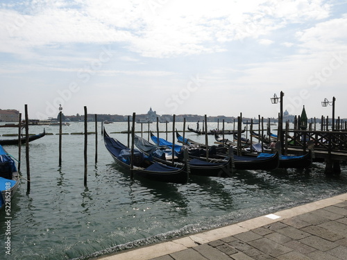Gondeln vor Anker in Venedig © jonasbe