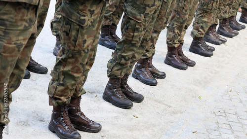 Kamasze wojskowe na nogach żołnierza. Kamuflaż.