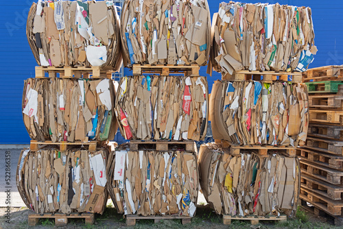 Obraz na płótnie Pressed cardboard warehouse - boxes and packaging from goods, garbage is stored on wooden pallets w salonie