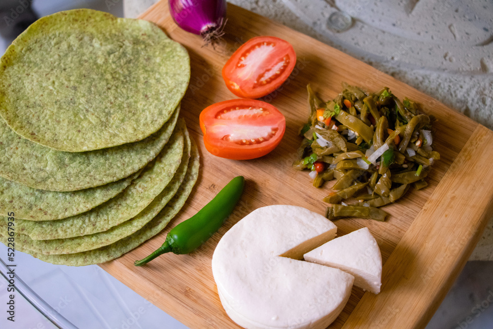Tortillas de nopal con queso fresco, jitomate rebanado, nopales y