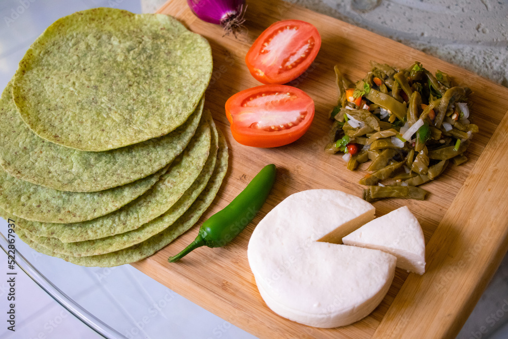 Tortillas de nopal de nopales, queso, jitomate y chile foto
