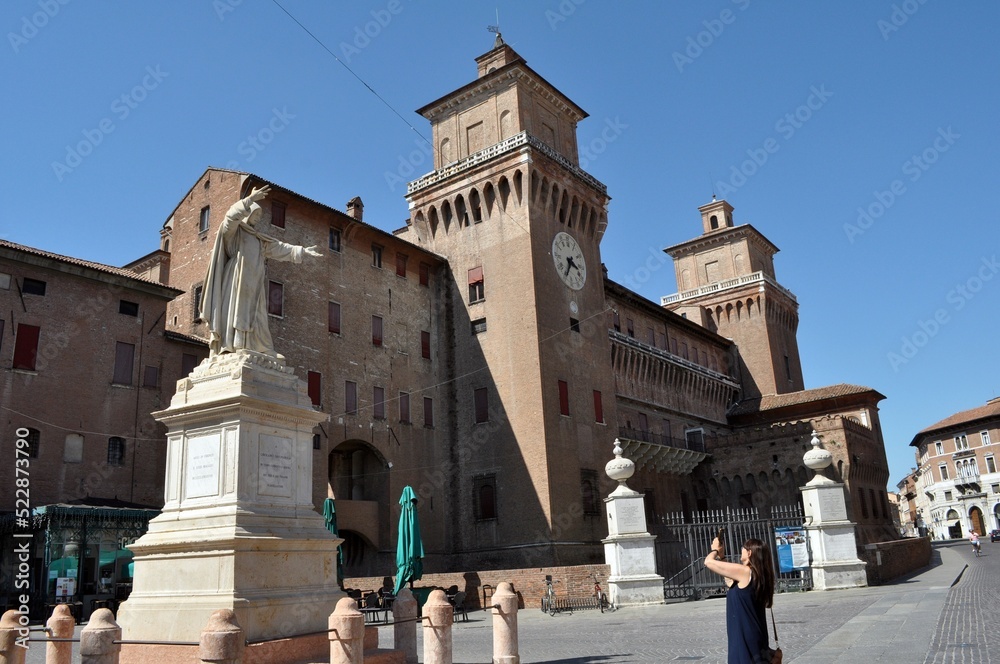 Ferrara - Piazza Girolamo Savonarola e Castello Estense