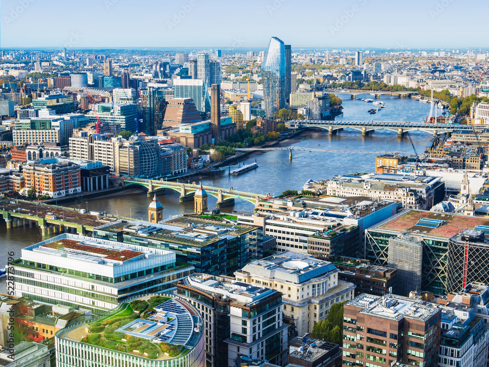 Naklejka premium イギリス テムズ川とロンドン中心部の町並み