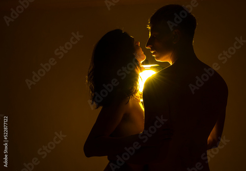 Tablou pe pânză silhouette of a couple kissing