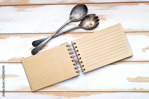 Fotografia Blank recipe book and vintage spoon, top view