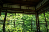京都 瑠璃光院の美しい新緑と緑色に染まったテーブル