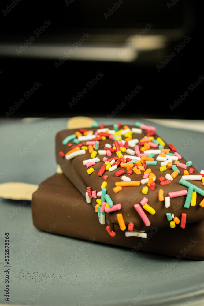 Fototapeta premium paletas de chocolate con chispas de colores
