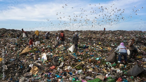 Scavengers are fighting over plastic waste for their income photo