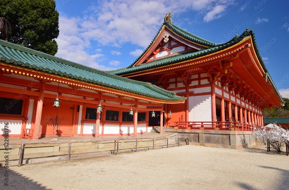青空に映える京都 平安神宮