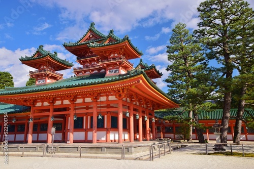 青空に映える京都 平安神宮