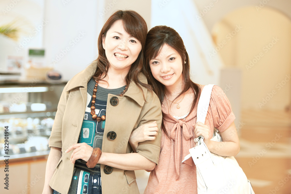 腕を組む笑顔の母娘 腕を組む笑顔の母娘
