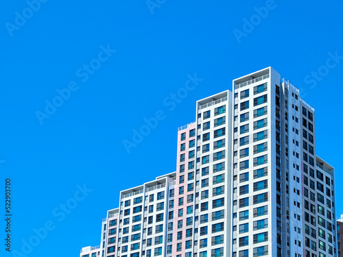 파란하늘과 고층 아파트 외관