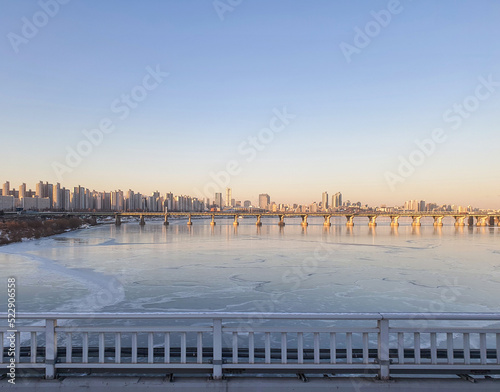얼어붙은 한강의 겨울 아침 풍경
