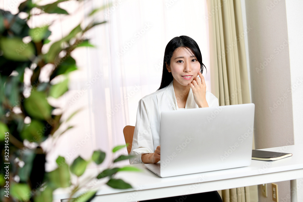 屋内でノートパソコンを操作する女性
屋内でノートパソコンを操作する女性