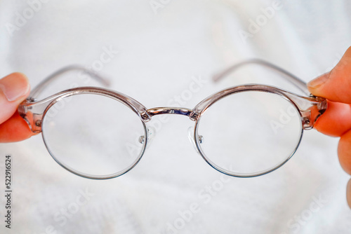 シンプルなクリアフレームのメガネ