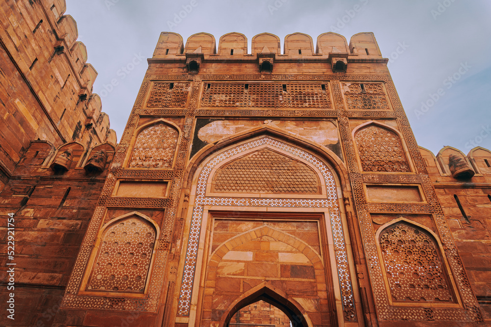 Zabytkowy budynek w Indiach, Agra fort, czerwone marmurowe mury, perskie zdobienia. - obrazy, fototapety, plakaty 