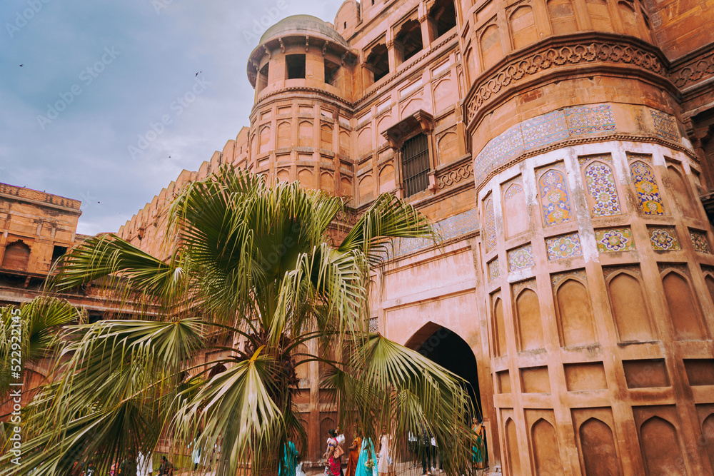 Zabytkowy budynek w Indiach, Agra fort, czerwone marmurowe mury, perskie zdobienia.