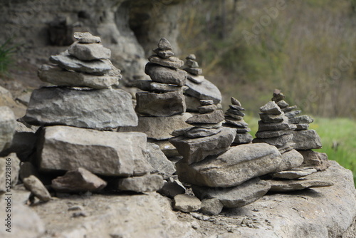 montículo, pila o mojón de piedras.​ También se le llama apacheta