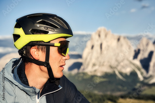 Mountain biker enjoys the mountain panorama © Elias Kostner