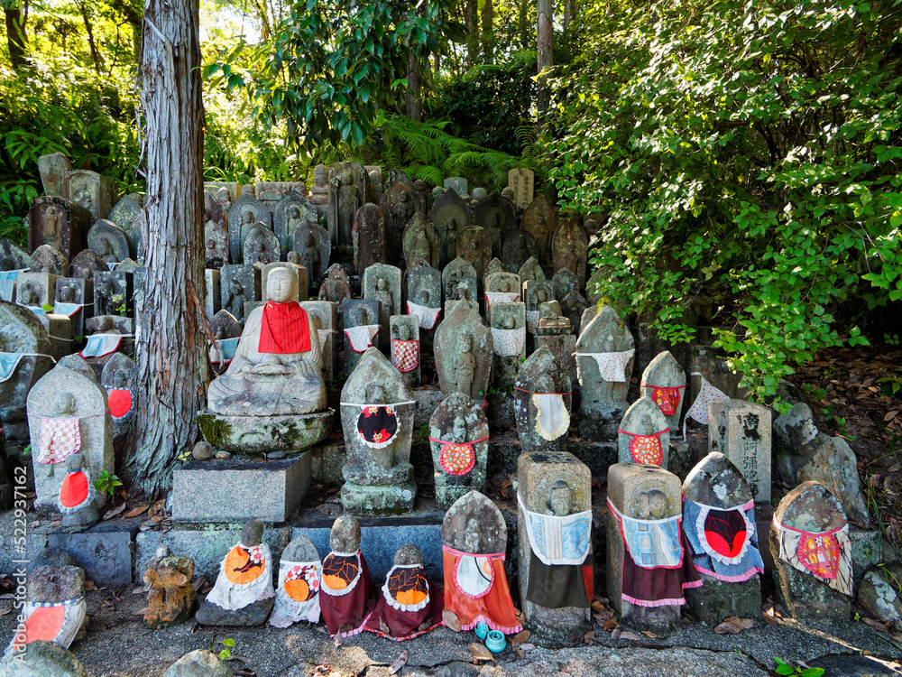 Fototapeta premium 宝塚市 中山観音 境内のお地蔵さま