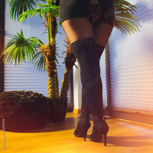 Frau mit High Heels vor Palme