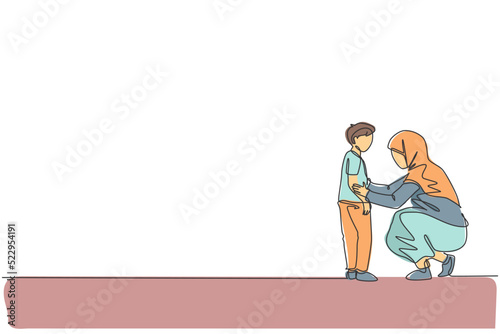 Continuous one line drawing of young Arabian mom giving talk, advising to her boy good thing. Happy Islamic muslim parenting family concept. Dynamic single line graphic draw design vector illustration