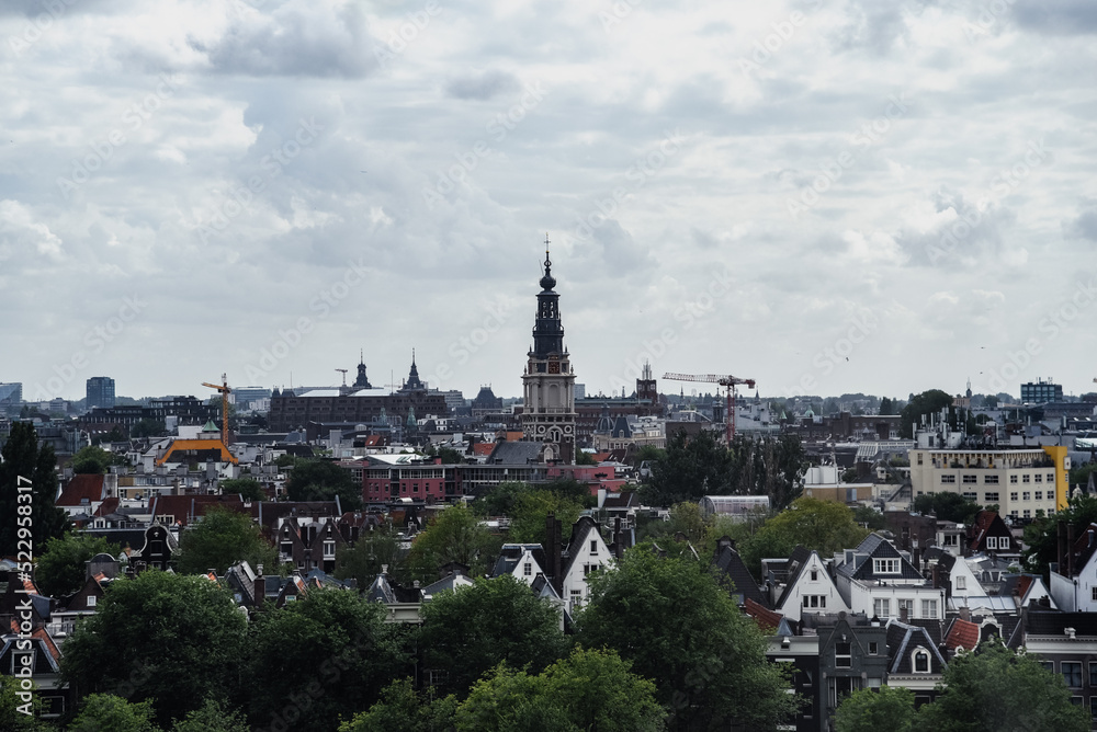 Vistas desde un mirador de la ciudad de Ámsterdam. En el centro se encuentra la torre de la Iglesia zuiderkerk