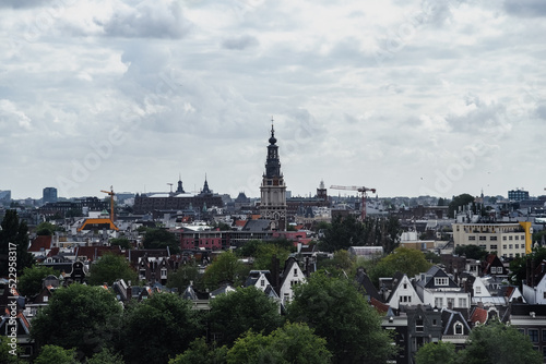 Fototapeta Naklejka Na Ścianę i Meble -  Vistas desde un mirador de la ciudad de Ámsterdam. En el centro se encuentra la torre de la Iglesia zuiderkerk