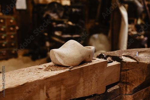Zueco de madera. Zapato tradicional de los Países Bajos. Concepto de vestimenta regional. Taller artesano de fabricación de zapatos de madera.