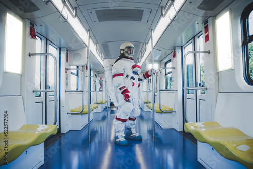 Canvastavla spaceman in a futuristic station. astronaut on a shuttle