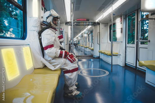 Fotografija spaceman in a futuristic station. astronaut on a shuttle