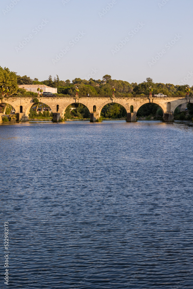 Pont romain de Sommières traversant le Vidourle au coucher du soleil