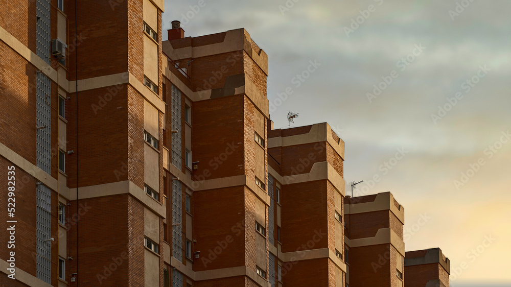 Arquitectura de los setenta de edificios de obreros iluminada por el atardecer. Arquitectura de los setenta de edificios de obreros iluminada por el atardecer.