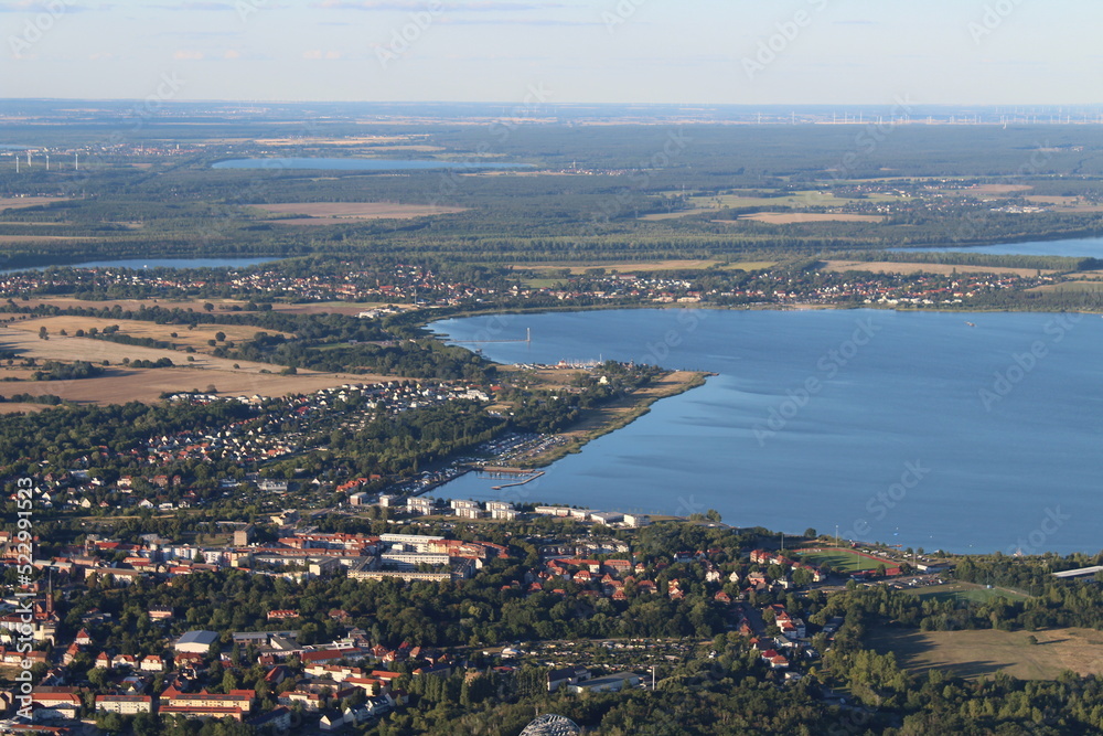 Fototapeta premium Luftaufnahme Stadt am See (Bitterfeld, Sachsen-Anhalt, Deutschland)
