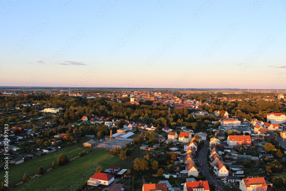 Stadtaufnahme (Delitzsch, Sachsen) von oben in der Abendstimmung