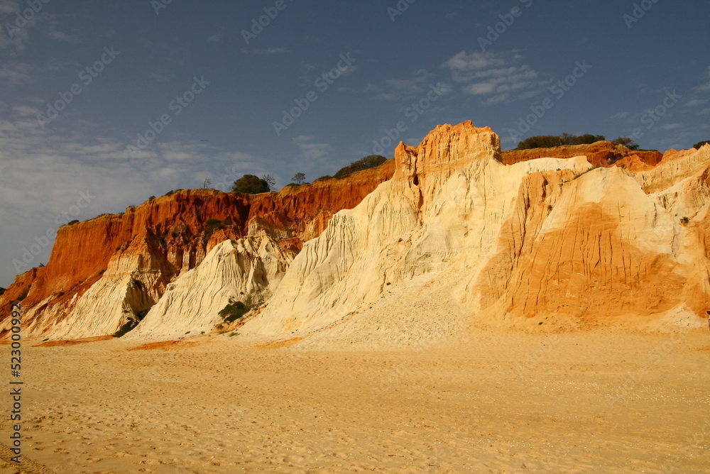 Les falaises sur la plage d'Albufeira en Algarve au Portugal 