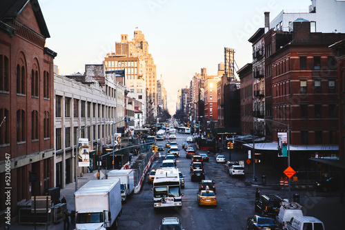  Quartier de Brooklyn avec facades en briques à New York City, USA, une rue avec de nombreuses voitures © Attraction