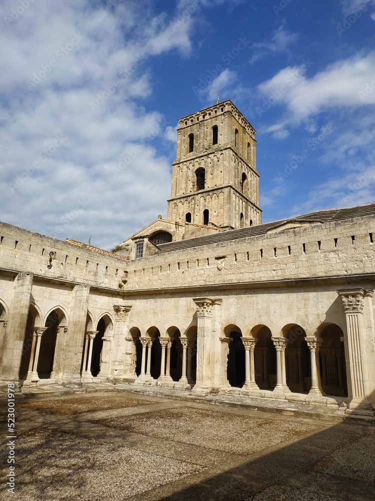 Le cloître Saint-Trophime de l’ancienne cathédrale d’Arles, France
