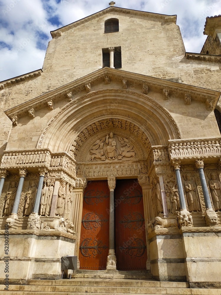 Façade de l'Eglise Sainte-Trophime, Arles, France