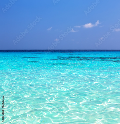 Fototapeta Naklejka Na Ścianę i Meble -  Beautiful beach and turquoise water in Maldives.