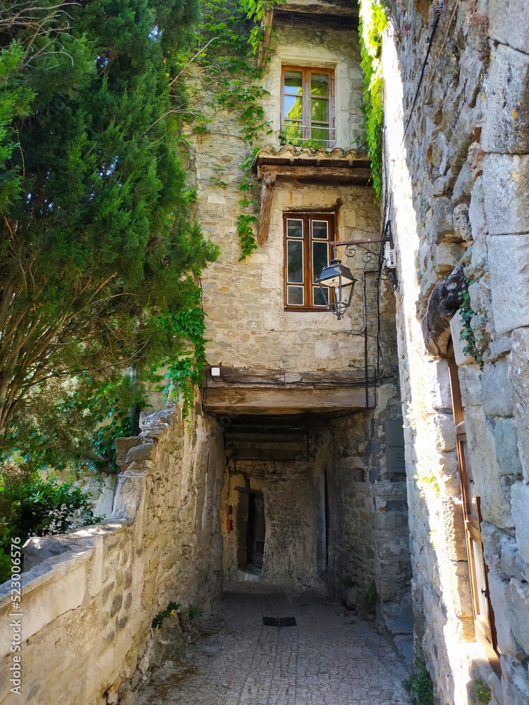 Châteauneuf de Mazenc, ruelles pavées ou calades dans le vieux village, Drôme, France