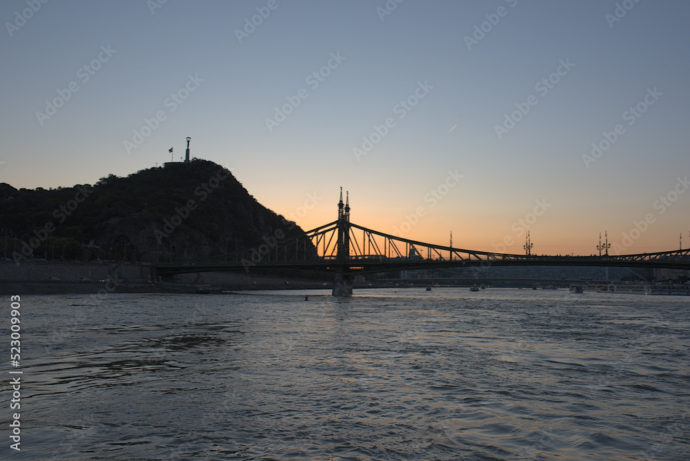 Obraz premium Danube bridge at sunset