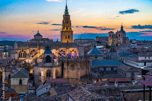 Impresionante vista panorámica de la hermosa puesta de sol sobre el casco antiguo de Toledo. Destino de viaje España	